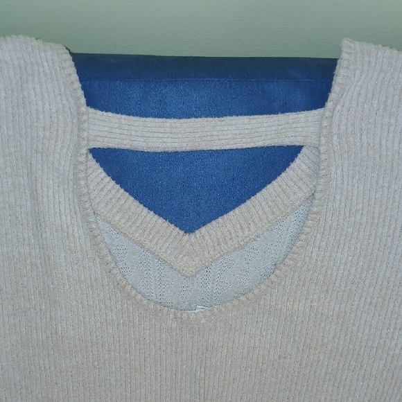 Women's Textured V-Neck Cream Sweater With Opened Back - Small - Picture 6 of 6